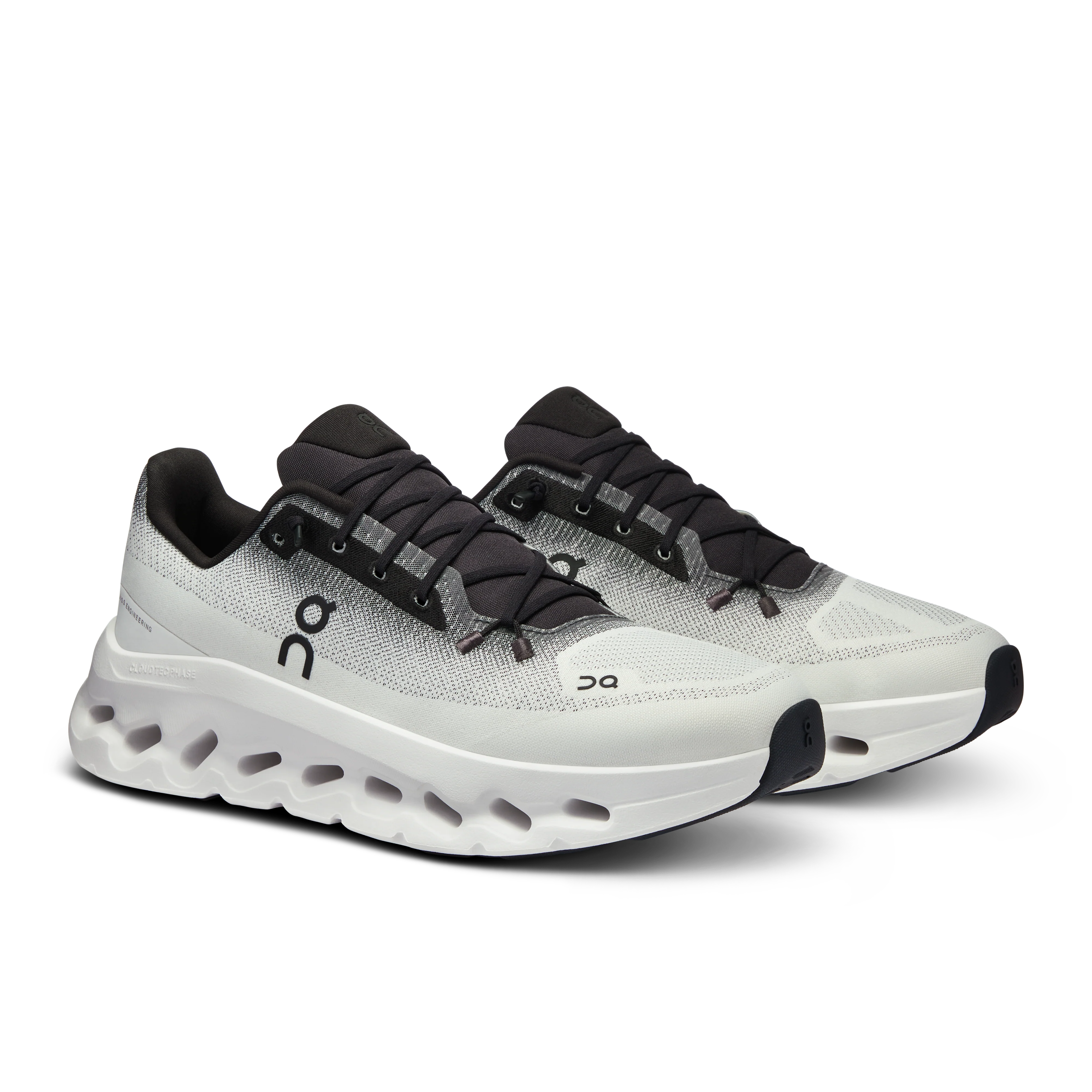 On running Cloudtilt - Black | Ivory