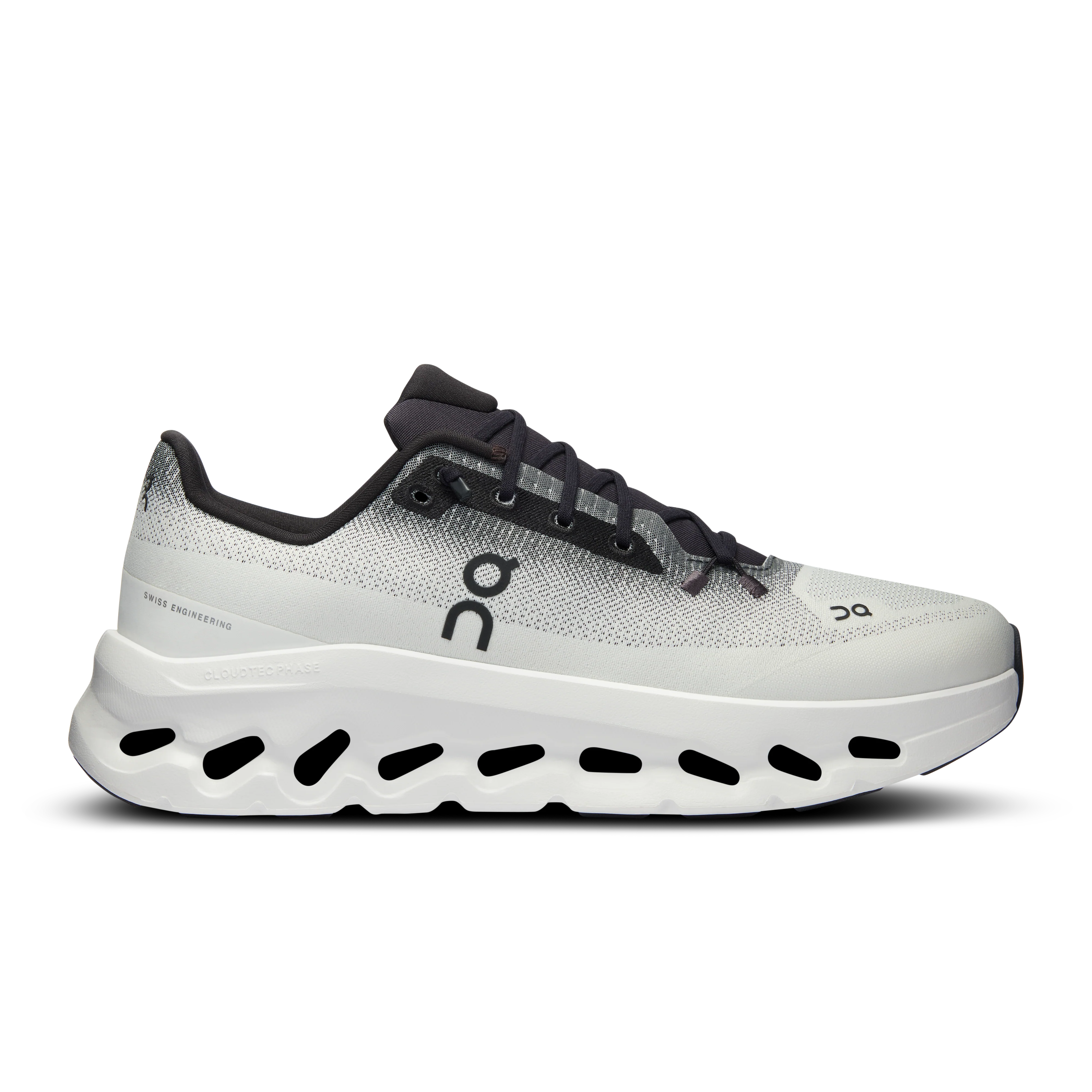 On running Cloudtilt - Black | Ivory